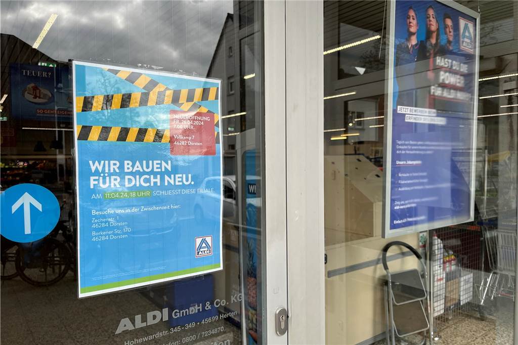 Verwirrung um Aldi-Schließung: Discounter mit unterschiedlichen Angaben Ein Plakat weist auf die Schließung der Filiale hin.