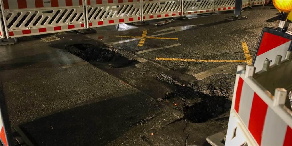 Plötzlich Platzregen: Polizei und Stadt Dortmund sperren Straße ab Ein Platzregen sorgte für Chaos auf manch einer Straße in Dortmund. An der Roßbachstraße havarierte ein Lastwagen in der Nacht zu Samstag, weil die Straße wohl deutlich abgesackt war.