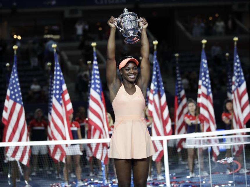 Plötzlich US-Open-Siegerin - Stephens auf Williams-Spuren Ein Pokal und ein Preisgeld von 3,7 Millionen Dollar: Sloane Stephens hat die US Open gewonnen. Foto: Julio Cortez