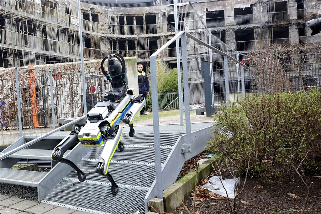 Großbrand in Essen: Wie geht es nun weiter mit dem Wohnkomplex? Ein Polizei-Roboter ist am ausgebrannten Wohnkomplex im Einsatz. Mit dem 35 Kilogramm schweren Laufroboter soll das einsturzgefährdete Gebäude nach dem Ende der Löscharbeiten erkundet werden.