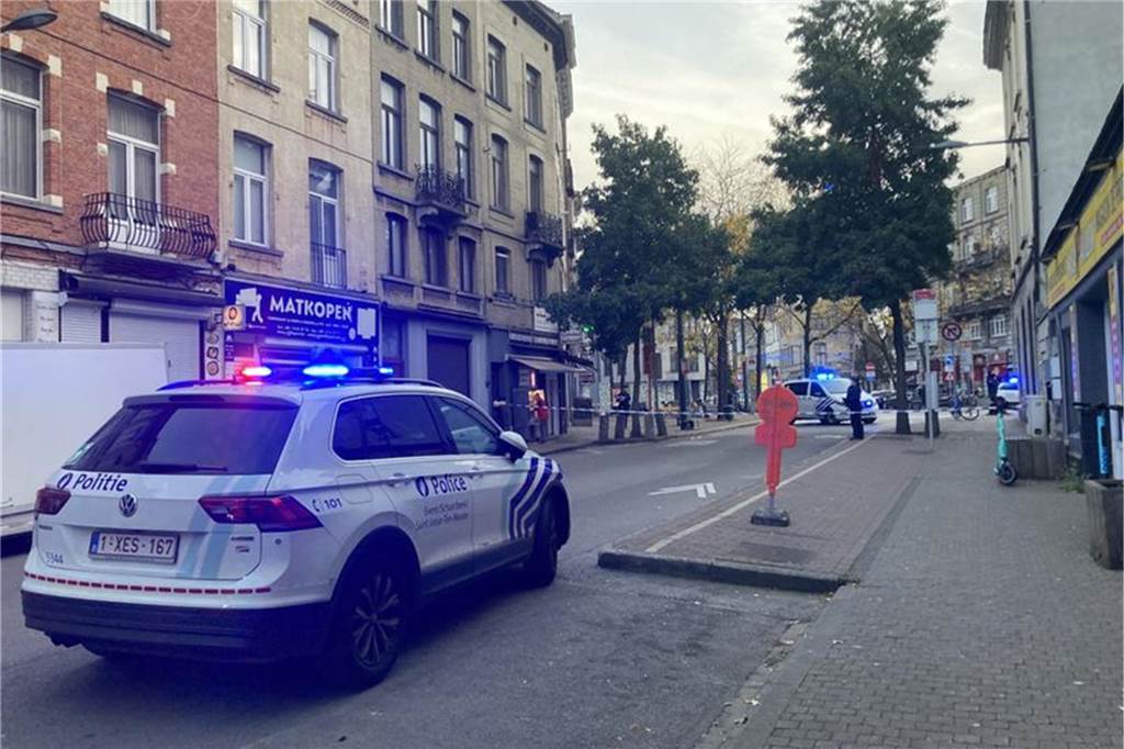 Zwei Tote nach Schüssen in Brüssel Ein Polizeiauto in Brüssel. Foto: Lou Lampaert/Belga/dpa