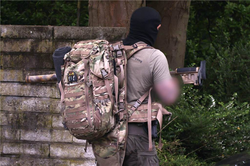 Fotos vom Großeinsatz in Ratingen: Mehrere Schwerverletzte nach Explosion in Hochhaus Ein Polizeibeamter in Spezialausrüstung trägt eine Waffe. Bei einer Explosion in einem Hochhaus in Ratingen am Donnerstagvormittag wurden mehrere Menschen verletzt - darunter auch Polizisten und Einsatzkräfte der Feuerwehr. Das erfuhr die Deutsche Presse-Agentur aus Polizeikreisen. +++ dpa-Bildfunk +++