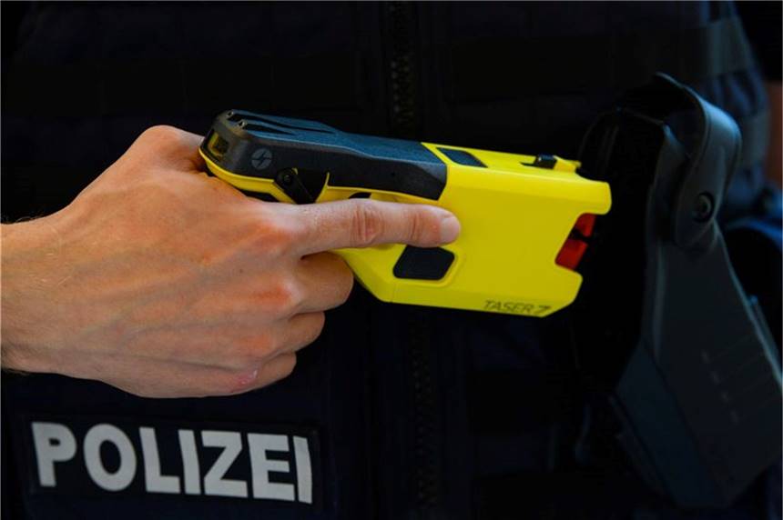 39-Jähriger stirbt nach Taser-Einsatz der Polizei Ein Polizeibeamter präsentiert einen Taser.