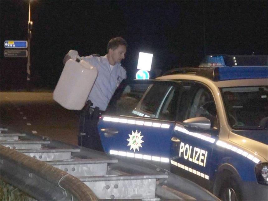 So lief die spektakuläre Verfolgungsjagd ab Ein Polizeibeamter sichert einen Kanister bei Roermond in den Niederlanden. Foto: Daniel Bothe