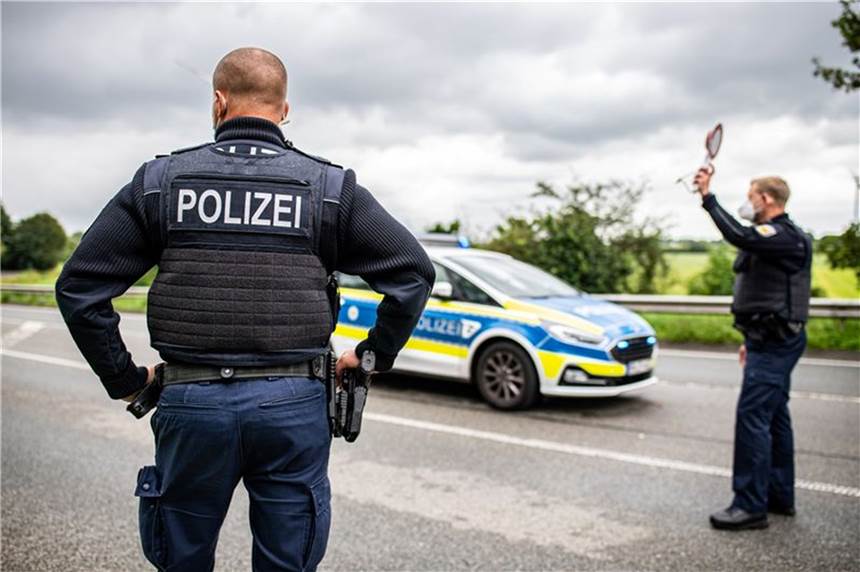 Einreise-Testpflicht: Polizei kontrolliert Reiserückkehrer Ein Polizeibeamter steht bei einer Corona-Einreisekontrolle der Bundespolizei an der deutsch-niederländischen Grenze.