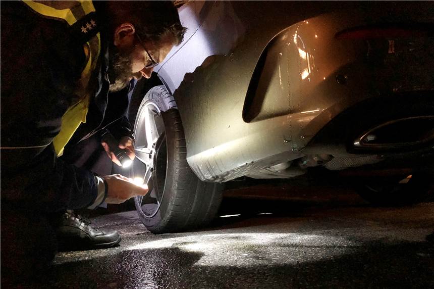Stadt Dortmund will die Raserszene auflösen - Video zeigt Rennen Ein Polizeibeamter untersucht bei einer Großkontrolle am Wall ein getuntes Auto.