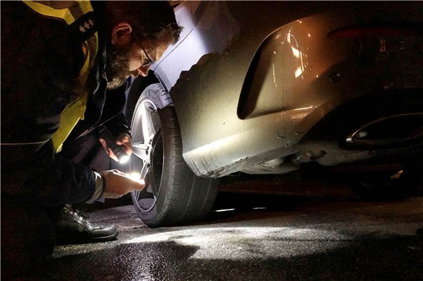Wieder Ärger mit der Raserszene an Phoenix-See und Wallring Ein Polizeibeamter untersucht bei einer Großkontrolle am Wall ein getuntes Auto.
