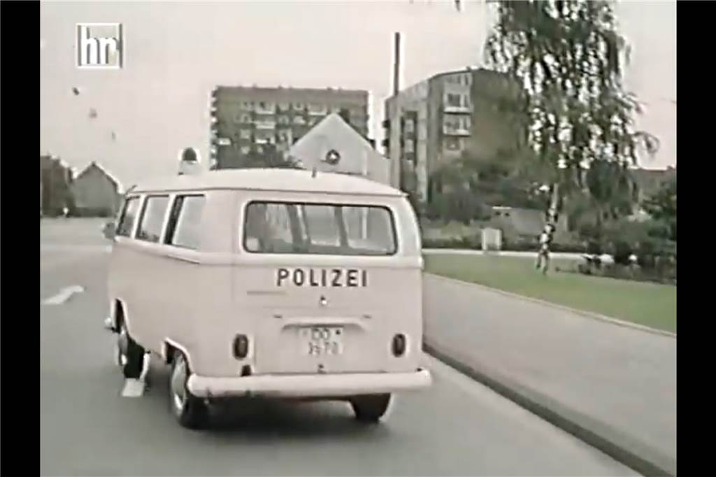 Entdeckt: In einer Tatort-Folge spielt Castrop-Rauxel die Hauptrolle Ein Polizeibulli mit DO-Kennzeichen auf der Bahnhofstraße.
