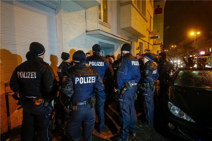 Ein Polizeieinsatz in Dortmund an der Mallickrodtstraße nach dem Anschlag am Breitscheidplatz