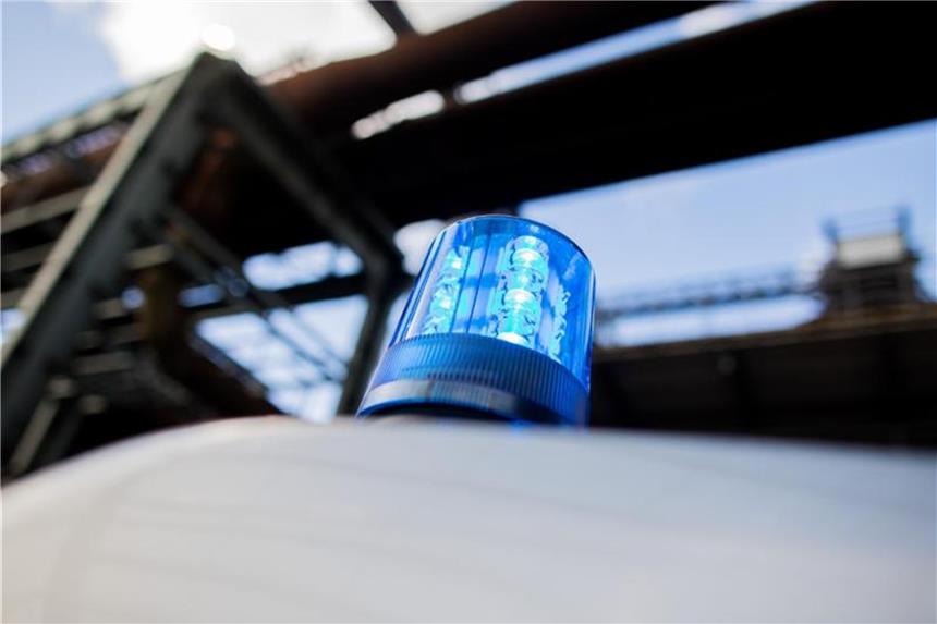 Ein Polizeifahrzeug mit Blaulicht auf dem Dach. Foto: Rolf Vennenbernd/Archiv