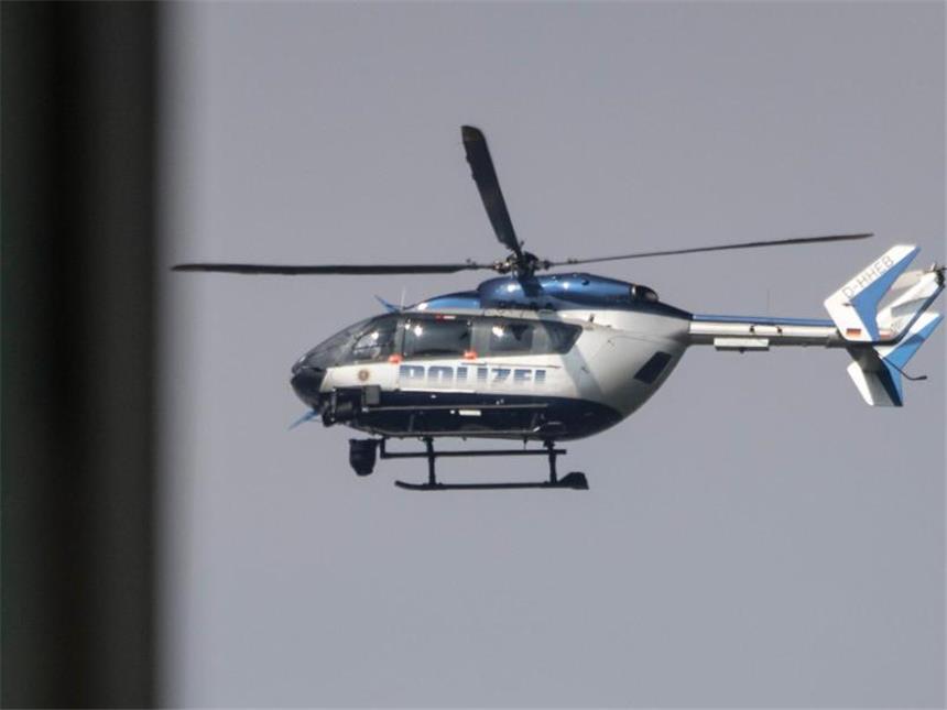 Bombe in Frankfurt trotz Hindernissen erfolgreich entschärft Ein Polizeihubschrauber mit Wärmebildkamera kreist über der "roten Zone". Foto: Boris Roessler