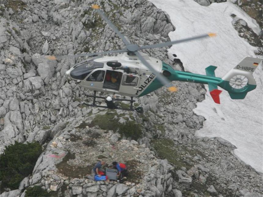 Rettungsteam mit verletztem Höhlenforscher vor steilem Aufstieg Ein Polizeihubschrauber nahe dem Eingang zu Riesending-Höhle am Untersberg. Foto: Polizeihubschrauberstaffel Bayern