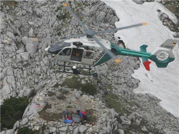 Ein Polizeihubschrauber nahe dem Eingang zu Riesending-Höhle am Untersberg. Foto: Polizeihubschrauberstaffel Bayern