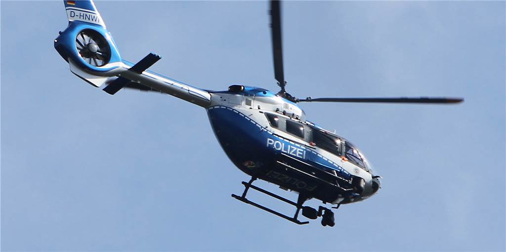 Hubschrauber über Aplerbeck: Polizei sucht Tatverdächtigen nach Raubüberfall Ein Polizeihubschrauber sucht in Dortmund-Aplerbeck nach einem flüchtigen Tatverdächtigen.