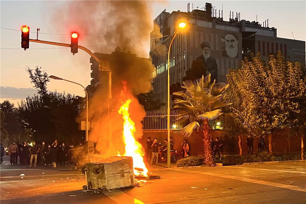 „Nachts werden die Leichen beseitigt“ – Nahid Farshi aus Dortmund flüchtete selbst aus Iran Ein Polizeimotorrad im Iran brennt während eines Protests gegen den Tod von Mahsa Amini.