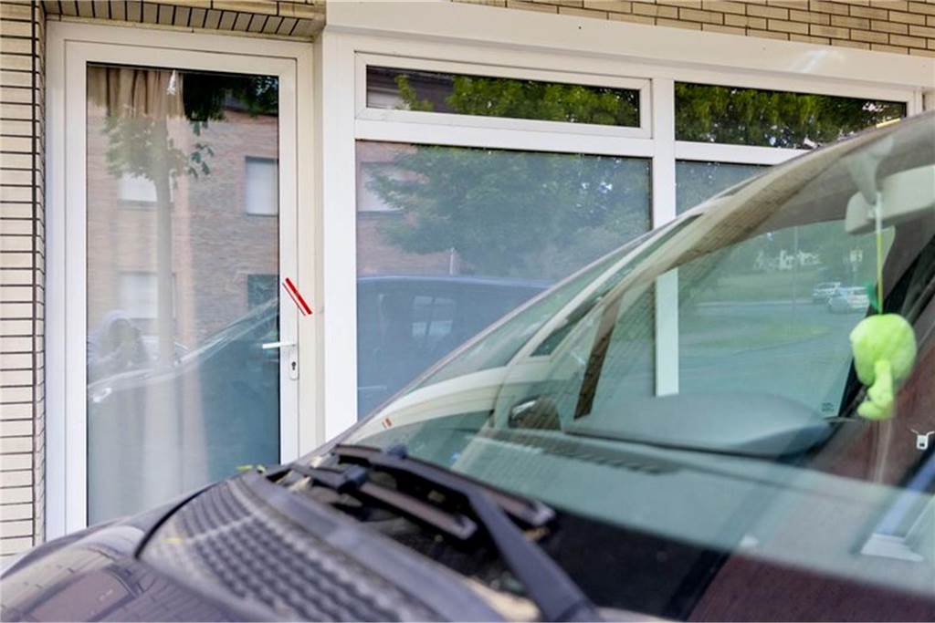 Mutter und zwei Kinder in Herten tot aufgefunden: Polizei nimmt Vater fest Ein Polizeisiegel klebt an der Haustür der Tatwohnung in Herten.