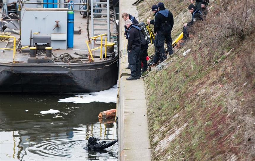 Suche nach drittem Arbeiter geht weiter Ein Polizeitaucher steigt in einem Duisburger Hafenbecken ins Wasser. Nach der Explosion auf einem Tankschiff in der Neuen Ruhrorter Werft mit zwei Toten wird eine weitere Person noch vermisst.