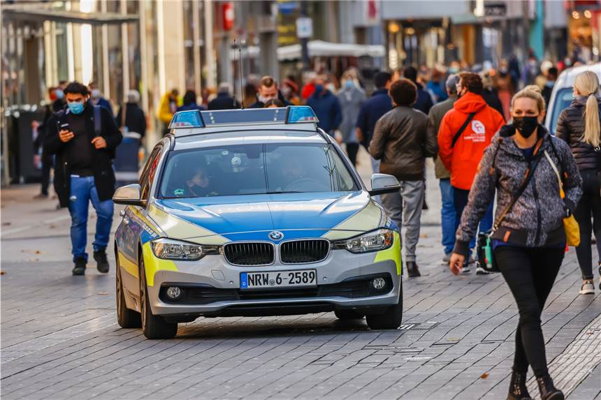 Polizei kündigt mehr Corona-Kontrollen in Dortmunds City und Nahverkehr an Ein Polizeiwagen auf dem Westenhellweg