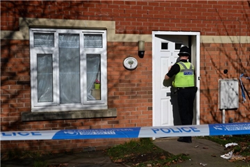 Ein Polizist betritt am 24.03.2017 ein Haus in Birmingham (Großbritannien), nachdem es dort zu weiteren Festnahmen in Verbindung mit dem Terroranschlag von London kam. 