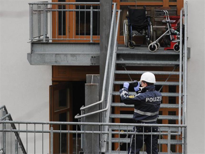 Suche nach Grund für Gasexplosion in Behindertenwerkstatt Ein Polizist filmt in Titisee-Neustadt den Treppenaufgang der Behindertenwerkstatt. Foto: Felix Kästle