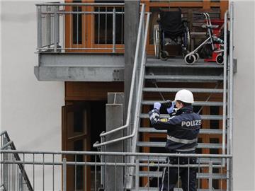 Ein Polizist filmt in Titisee-Neustadt den Treppenaufgang der Behindertenwerkstatt. Foto: Felix Kästle