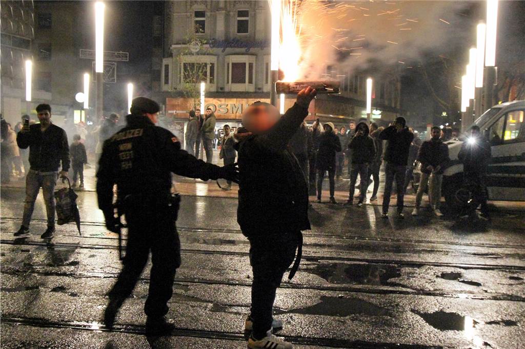 Silvester 2022: Stadt, Polizei und Feuerwehr sind vorbereitet Ein Polizist fordert diesen Mann auf, mit der Feuerwerks-Batterie keine Menschen zu gefährden. Feuerwerk sollte auf keinen Fall in der Hand gezündet werden. (Archiv)