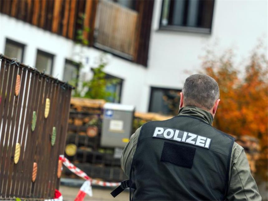 Von "Reichsbürger" angeschossener Polizist gestorben Ein Polizist geht in Georgensgmünd vor einem Haus am Tatort entlang. Foto: Nicolas Armer