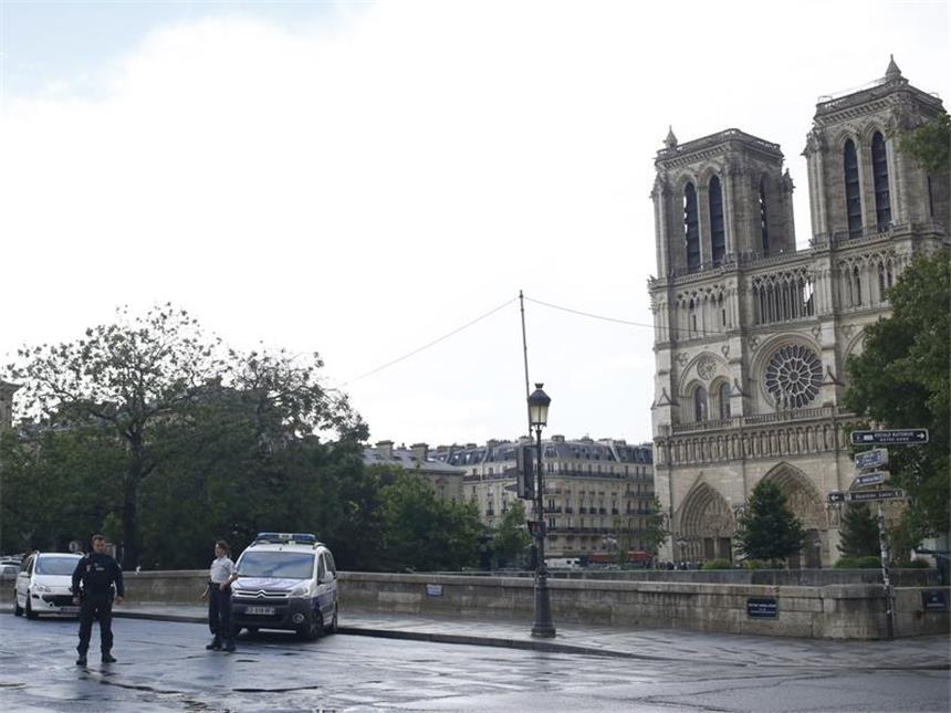 Polizei schießt auf Hammer-Angreifer in Paris Ein Polizist hat vor der Pariser Kathedrale Notre-Dame auf einen Angreifer geschossen.