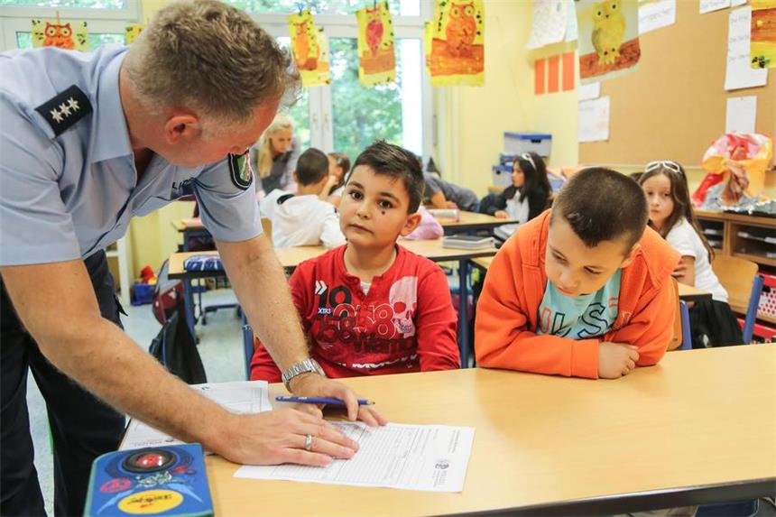 Schüler zeigen, wo ihr Schulweg besonders gefährlich ist Ein Polizist im Klassenzimmer - das passiert nicht oft