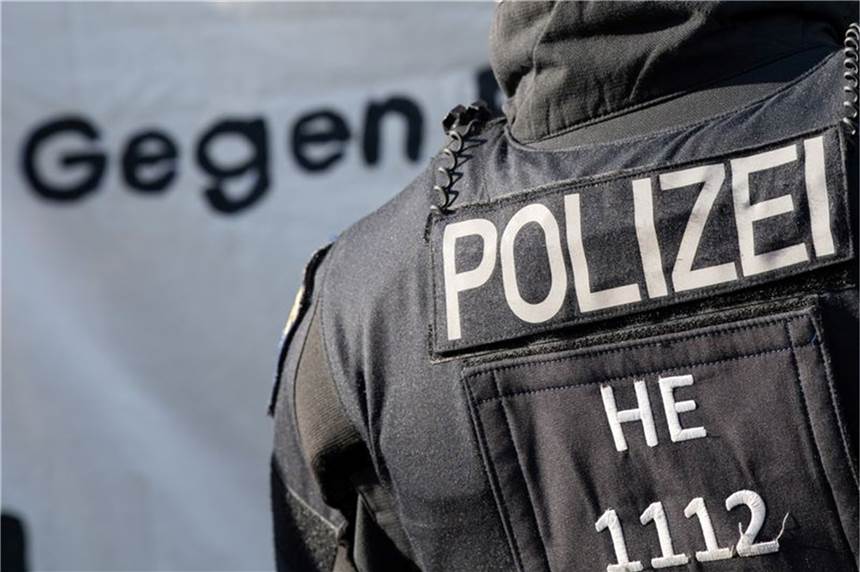Rechtsextreme Chats: Experten fordern Reformen bei Polizei Ein Polizist ist bei einer Demonstration in Frankfurt im Einsatz.