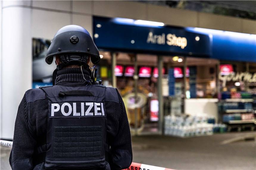 AfD-Fan mit Kriegsfantasien: Was wir über den mutmaßlichen Mörder von Idar-Oberstein wissen Ein Polizist sichert am frühen Morgen eine Tankstelle. Ein Angestellter der Tankstelle war in Idar-Oberstein in Rheinland-Pfalz von einem mit einer Pistole bewaffneten Mann erschossen worden.
