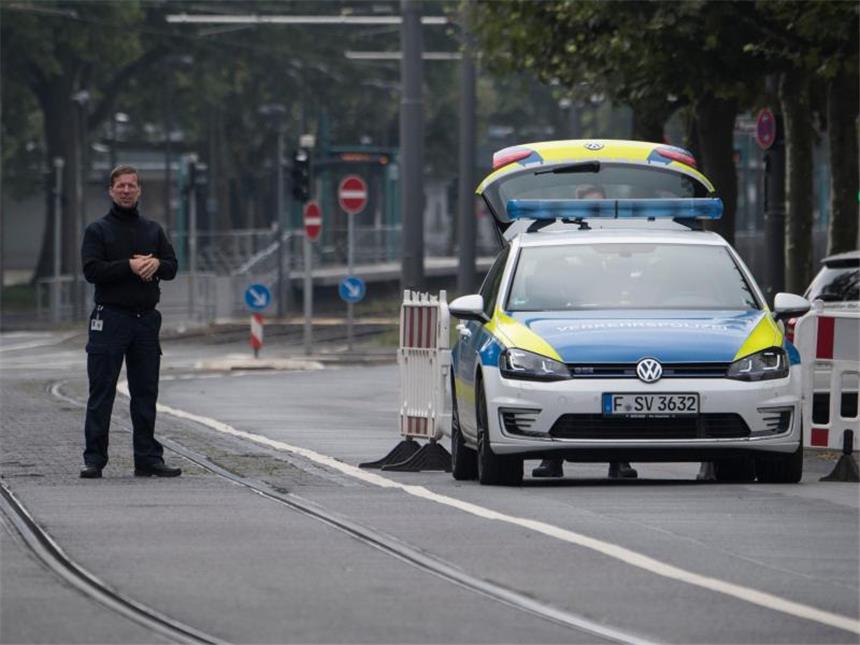 Bombe in Frankfurt trotz Hindernissen erfolgreich entschärft Ein Polizist sichert den "roten Bereich" der Sperrzone in Frankfurt am Main. Foto: Boris Roessler