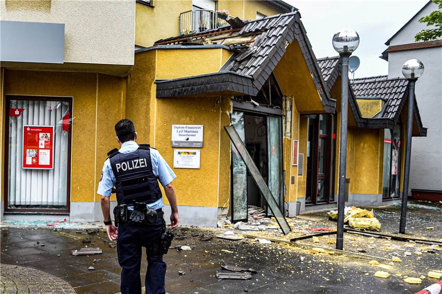 Polizei fordert besseren Schutz vor Geldautomatensprengungen Ein Polizist sichert nach einer Geldautomatensprengung den Tatort. (Archivbild)