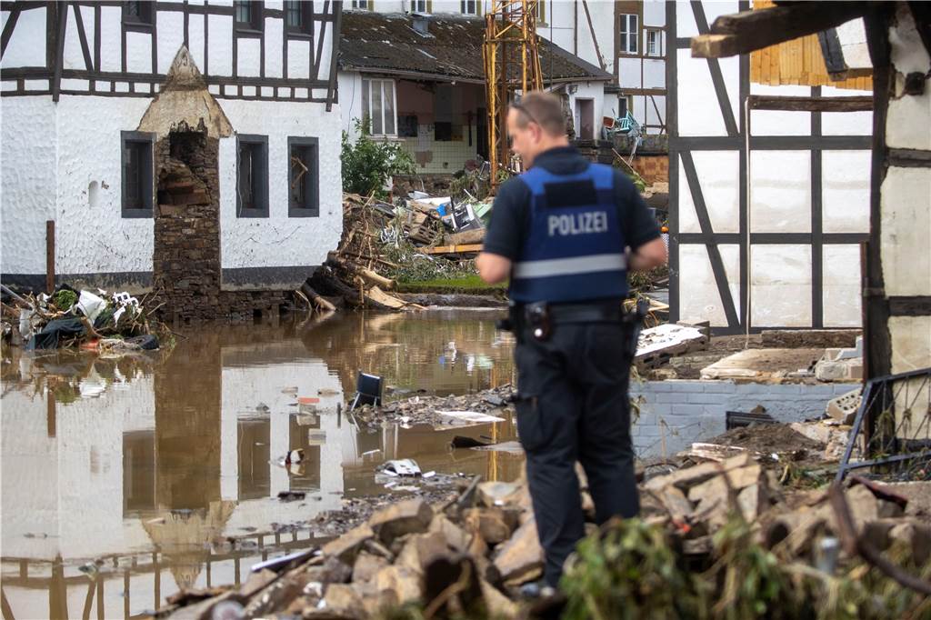 Unwetter in NRW: Mindestens 43 Todesopfer - mehrere Plünderungsversuche gemeldet – Liveblog Ein Polizist verschafft sich in dem Ort im Kreis Ahrweiler nach dem Unwetter und den Überschwemmungen einen Überblick. Mindestens sechs Häuser wurden durch die Fluten zerstört.