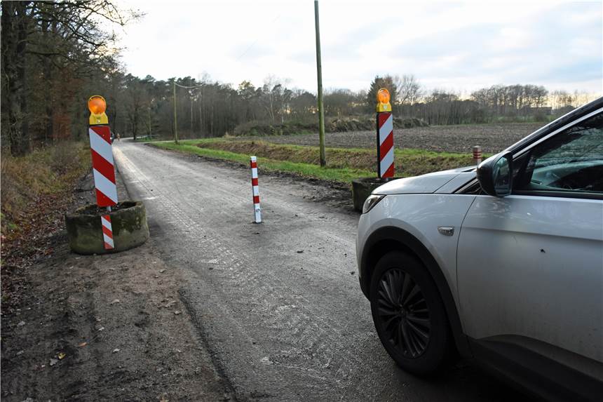 Stadt Vreden sperrt einen Wirtschaftsweg wegen der Baustelle Gaxelino Ein Poller und zwei Blumenkübel hindern Auto- und Lkw-Fahrer am Durchkommen.