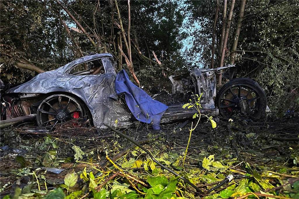 Ein Porsche ist bei einem schweren Unfall an der A44 komplett ausgebrannt. Das Wrack liegt neben der Fahrbahn.