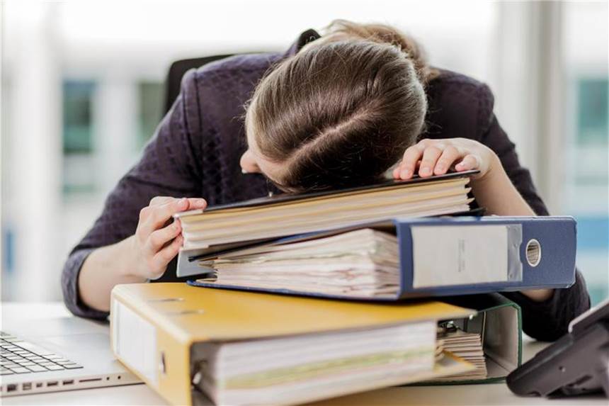 Mittags 15 Minuten Power-Nappen hilft Ein Power-Nap steigert die Leistungsfähigkeit. Als Richtwert gilt maximal fünfzehn Minuten. Foto: Monique Wüstenhagen