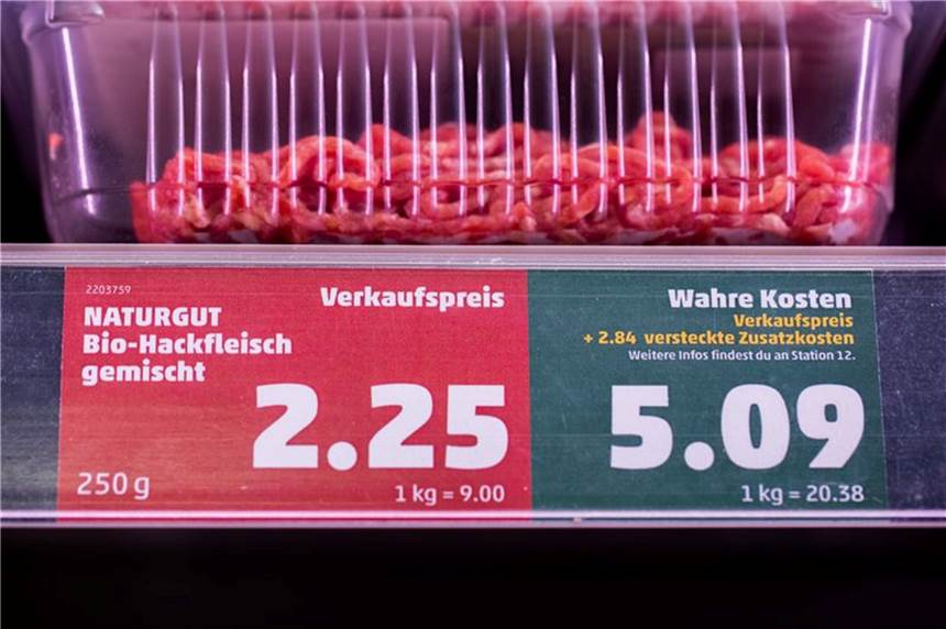 Wie teuer sollten Lebensmittel sein? Ein Preisschild weist neben dem Verkaufspreis auch den „wahren Preis" in einem Penny-Supermarkt aus.