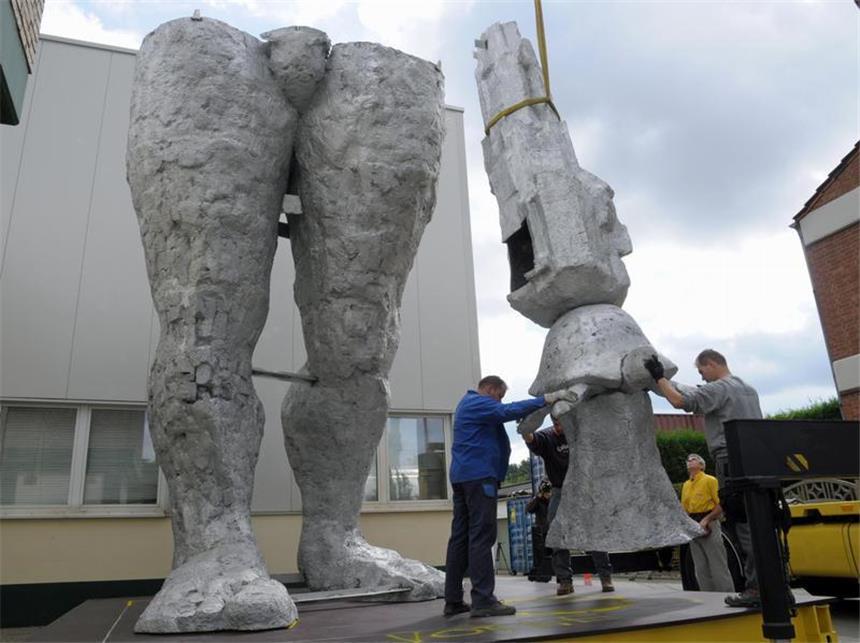 Ruhr.2010-Programm geht weiter Ein Projekt der Ruhr 2010: Die Herkulesfigur von Markus Lüpertz ist im Werden.