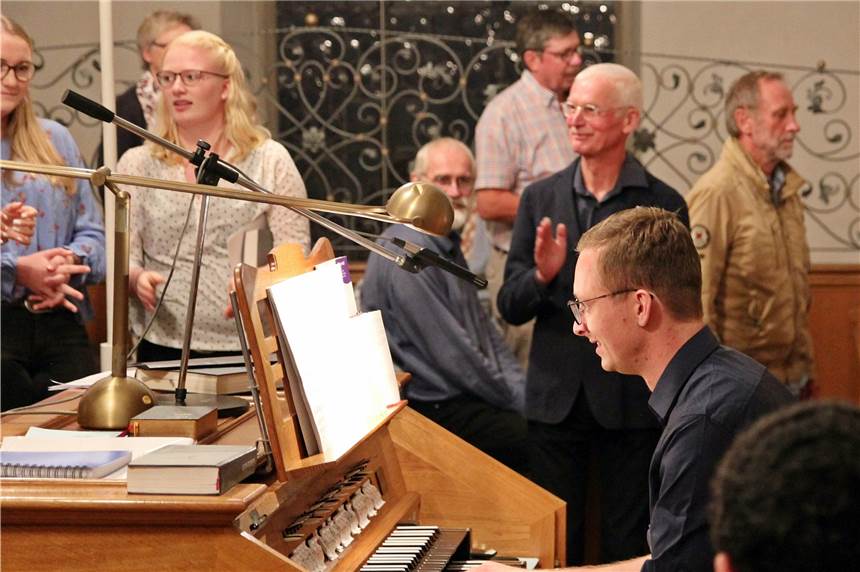 Zwischen Dank und Abschiedsschmerz: So reagiert die Gemeinde auf Leschkes Abschied Ein Projektchor unter der Leitung von Tobias Leschke (r.) und mit Unterstützung des Pianisten Damian Ostwald gestaltete den Gottesdienst am Samstag in der Mauritius-Kirche mit.