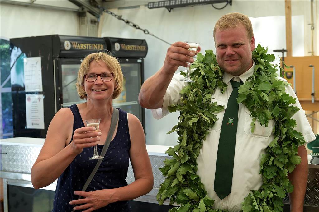 Ein Prosit auf den Siegtreffer:_ Christian Hermans und Ehefrau und Mitregentin Anette.