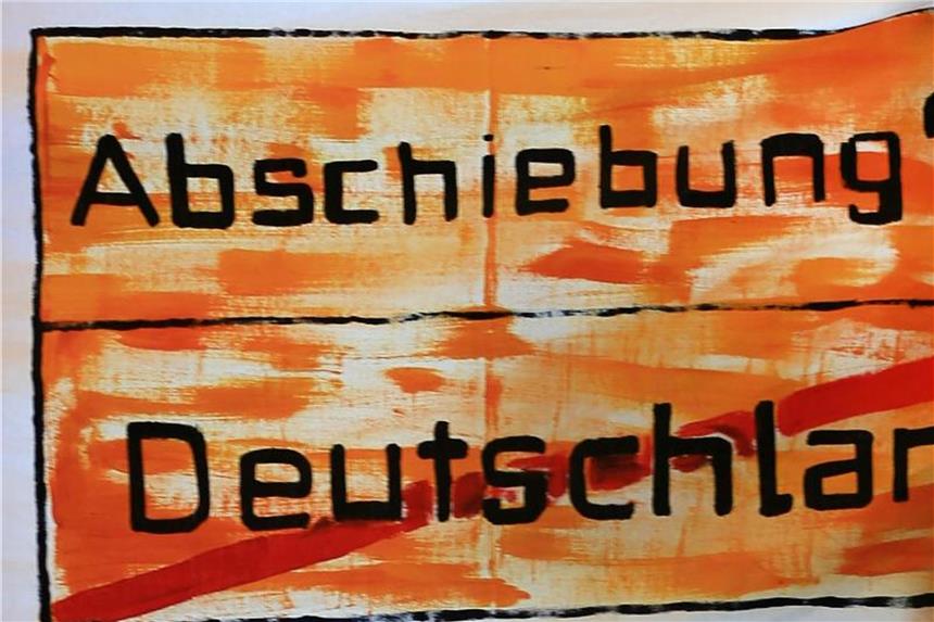 Abschiebung von Sami A.: Wer hat was wann gewusst und getan? Ein Protest-Transparent in Hamburg. Um die Abschiebung des Islamisten Sami A. ist heftiger Streit entbrannt. Foto: Christian Charisius