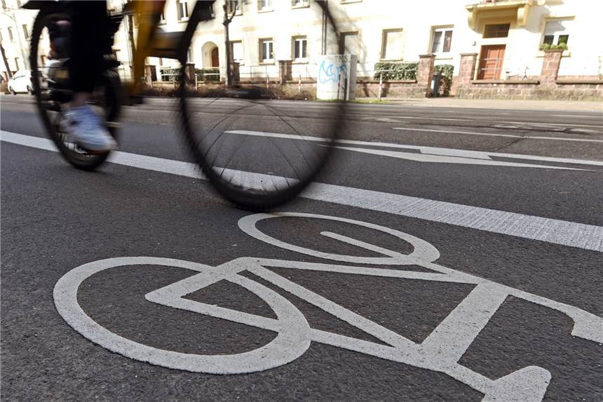 Nach Zusammenstoß mit Fußgänger (58): Unbekannter Radfahrer flüchtet Ein Radfahrer hat einen 58-Jährigen angefahren und ist geflohen, als dieser die Polizei rufen wollte.