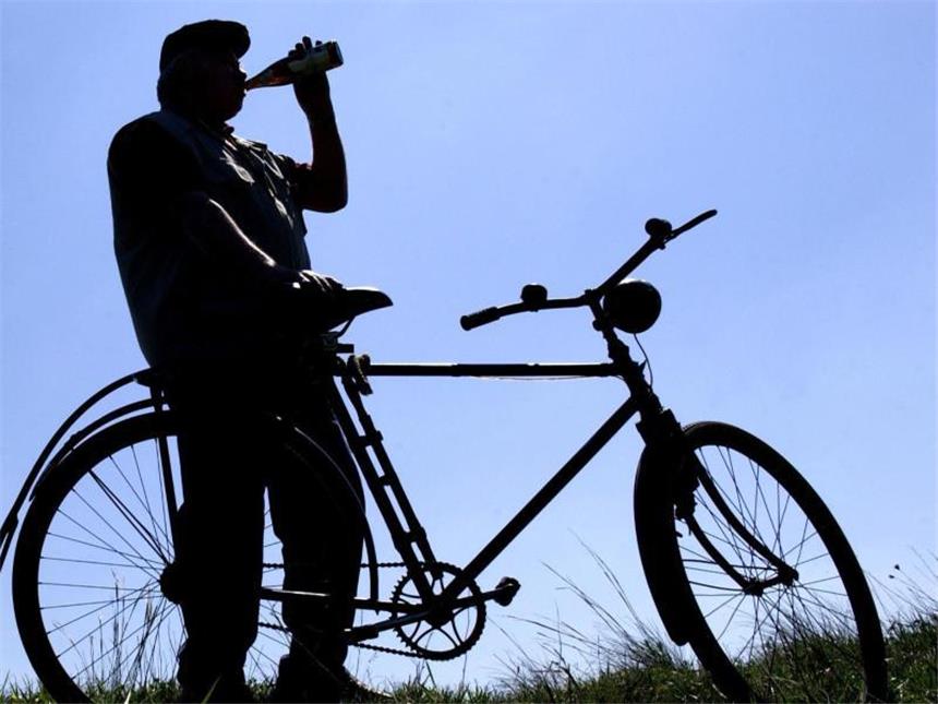 Verkehrsgerichtstag will Promille-Grenze für Radfahrer senken Ein Radfahrer trinkt auf einen Ausflug eine Flasche Bier. Foto Patrick Pleul/Illustration Foto: Patrick Pleul