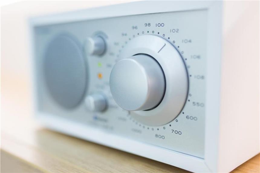 Streit um UKW-Radio: Drohender Sende-Blackout vom Tisch Ein Radio mit UKW- und MW-Empfang. Foto: Lukas Schulze/Archiv