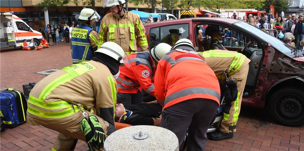 Hilfsorganisationen warben in Lünen spektakulär für ihre wichtige Arbeit Ein realistisches Szenario, das die Feuerwehr und der Rettungsdienst übten: Nachdem die Feuerwehr verletzte Personen aus einem Auto geborgen hatten, konnte der Rettungsdienst die Verletzten versorgen.