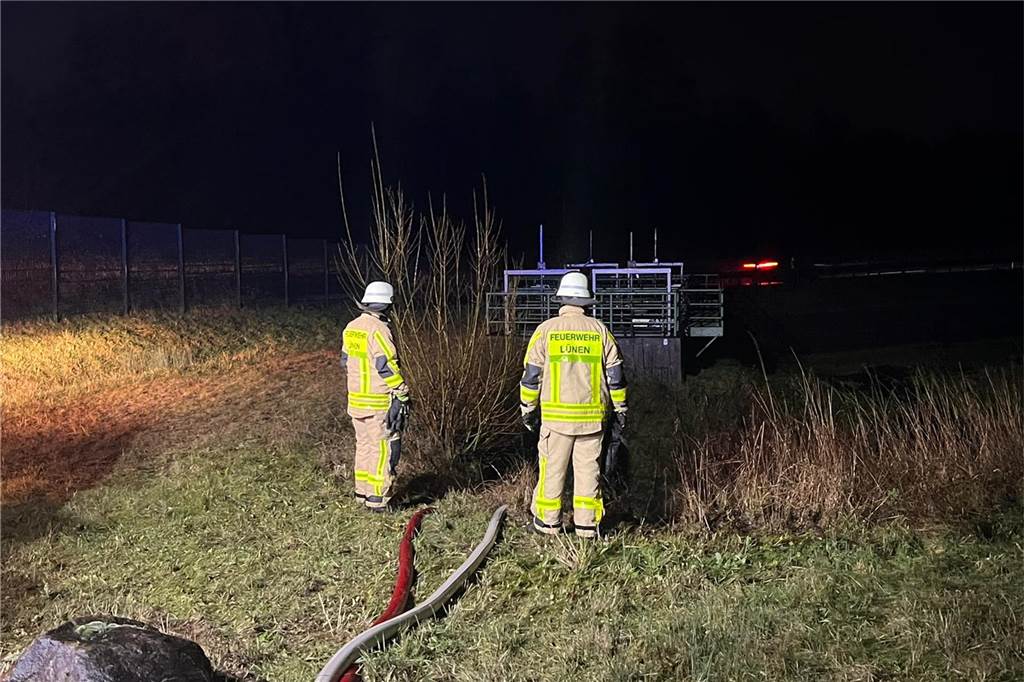 Lippe-Hochwasser: Segelflugplatz überschwemmt und nächtlicher Großeinsatz Ein Regenrückhaltebecken in Brambauer drohte überzulaufen. Das Wasser musste umgeleitet werden.