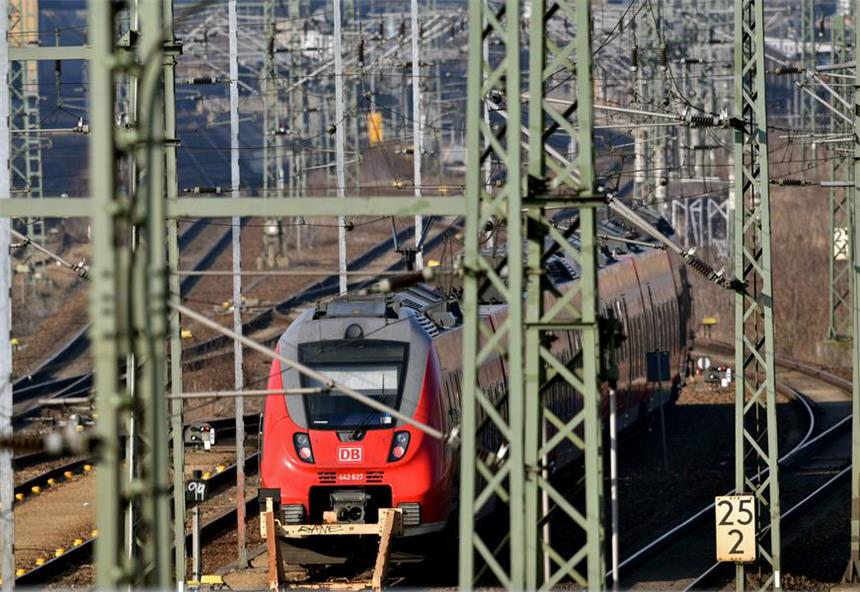 Verhandlungen der GDL mit der Bahn Ein Regionalzug der Deutschen Bahn. Die meisten Züge in NRW fahren wieder nach Plan.