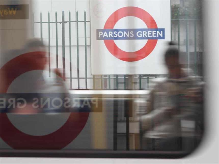 Nach London-Anschlag: Festnahme und Wohnungsdurchsuchung Ein Regionalzug passiert die U-Bahnstation Parsons Green in London. Foto: Jonathan Brady