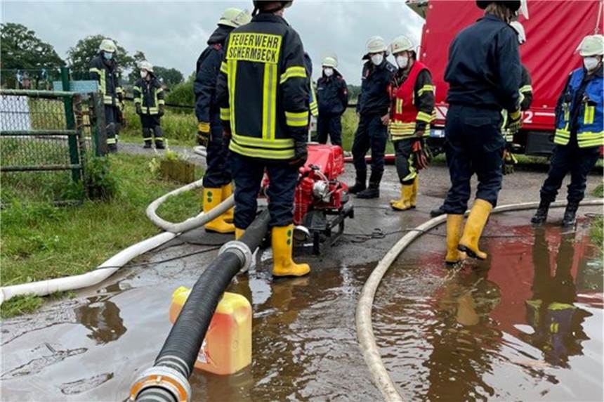 Unwetter sorgte für Feuerwehreinsätze - Reiterhof stand unter Wasser Ein Reiterhof in Gahlen stand am Sonntagabend unter Wasser.